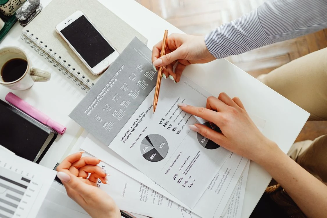 Business en ligne halal - entrepreneur au travail sur ordinateur