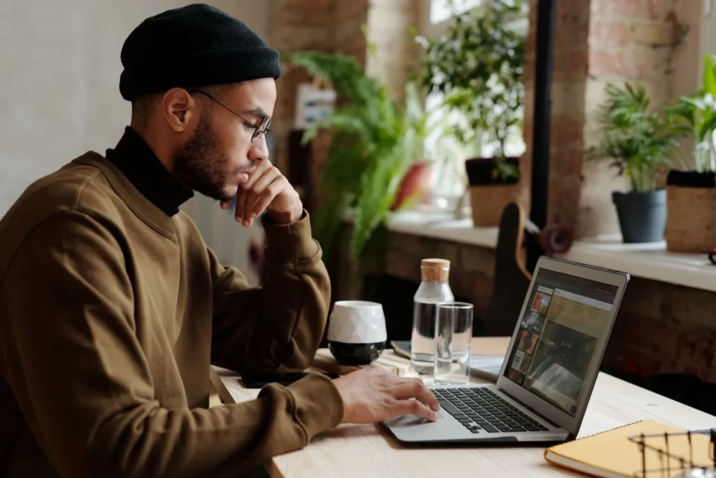 Freelance halal : choisir entre Malt, Fiverr et Upwork